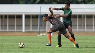 Pemain Timnas Indonesia U-23 Osvaldo Haay mencoba merebut bola dihadang pemain Semen Padang dalam laga uji coba di Stadion Madya, Kompleks Gelora Bung Karno, Senayan, Jakarta, Selasa (12/3). [Suara.com/Muhaimin A Untung]