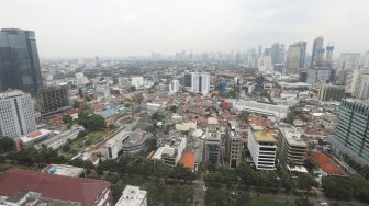 Suasana kota Jakarta dari ketinggian, Rabu (13/3). [Suara.com/Muhaimin A untung]