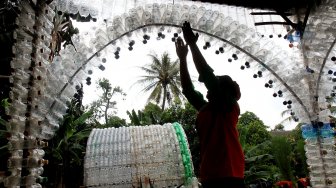 Keren! Petugas UPK Badan Air Bangun Posko dari Sampah Botol Plastik