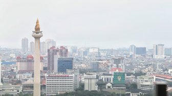 Suasana kota Jakarta dari ketinggian, Rabu (13/3). [Suara.com/Muhaimin A untung]