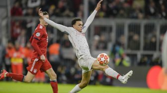 
Bek Liverpool Trent Alexander-Arnold mengontrol bola selama pertandingan leg kedua babak 16 besar Liga Champions antara Bayern Munchen melawan Liverpool di Allianz Arena, Munich, Jerman, Kamis (14/3) dini hari WIB.
[SCHENFMANN GUENTER / AFP]
