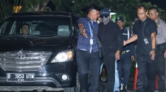 Ketua Umum PPP Romahurmuziy dikawal penyidik usai OTT di Sidoarjo tiba di Gedung KPK, jakarta, Jumat (15/3). [Suara.com/Muhaimin A Untung]