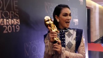 5 Gaya Kece Luna Maya Hadiri Festival Musik Coachella 2019, Yuk Intip!