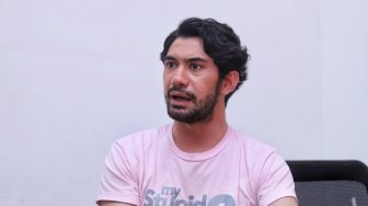 Aktor Reza Rahadian saat kunjungan di kantor Redaksi Suara.com, Jakarta, Jumat (15/3). [Suara.com/Muhaimin A Untung]