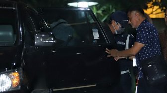 Ketua Umum PPP Romahurmuziy dikawal penyidik usai OTT di Sidoarjo tiba di Gedung KPK, jakarta, Jumat (15/3). [Suara.com/Muhaimin A Untung]