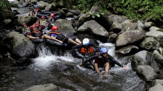 Menikmati Keseruan  Wisata Tubing Sungai Cipelang Sukabumi