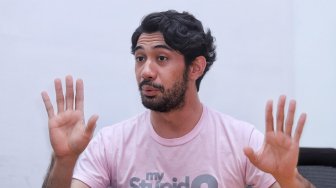 Aktor Reza Rahadian saat kunjungan di kantor Redaksi Suara.com, Jakarta, Jumat (15/3). [Suara.com/Muhaimin A Untung]