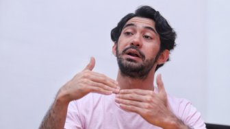 Aktor Reza Rahadian saat kunjungan di kantor Redaksi Suara.com, Jakarta, Jumat (15/3). [Suara.com/Muhaimin A Untung]