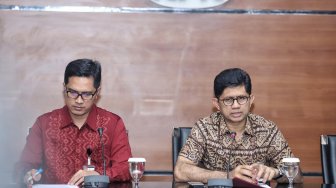 Wakil Ketua KPK Laode M. Syarief bersama Juru Bicara KPK Febri Diansyah memberi keterangan mengenai hasil OTT kasus dugaan suap terkait seleksi pengisian jabatan pimpinan tinggi di Kementerian Agama saat konferensi pers di gedung KPK, Jakarta, Sabtu (16/3). [Suara.com/Muhaimin A Untung]