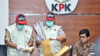 Wakil Ketua KPK Laode M. Syarief bersama penyidik menunjukkan barang bukti hasil OTT kasus dugaan suap terkait seleksi pengisian jabatan pimpinan tinggi di Kementerian Agama saat konferensi pers di gedung KPK, Jakarta, Sabtu (16/3). [Suara.com/Muhaimin A Untung]