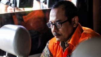 Kepala Kantor Wilayah Kemenag Jawa Timur Haris Hasanuddin mengenakan rompi tahanan seusai menjalani pemeriksaan pasca OTT di gedung KPK, Jakarta, Sabtu (16/3). [Suara.com/Muhaimin A Untung]