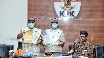 Wakil Ketua KPK Laode M. Syarief bersama penyidik menunjukkan barang bukti hasil OTT kasus dugaan suap terkait seleksi pengisian jabatan pimpinan tinggi di Kementerian Agama saat konferensi pers di gedung KPK, Jakarta, Sabtu (16/3). [Suara.com/Muhaimin A Untung]