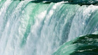 Momen Langka, Air Terjun Niagara Berubah Warna Karena Hal Ini