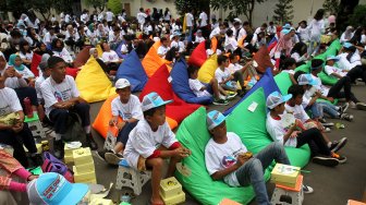 Sejumlah anak mengikuti rangkaian acara bertema "Kampanye Aman untuk Anak" di halaman kantor Badan Pengawas Pemilihan Umum (Bawaslu), Jakarta, Minggu (17/3). [Suara.com/Oke Atamaja]