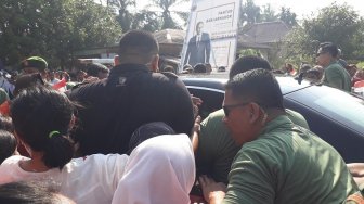 Dari Dalam Mobil, Jokowi Salami Ibu-Ibu yang Tunggu Panas-panasan di Jalan