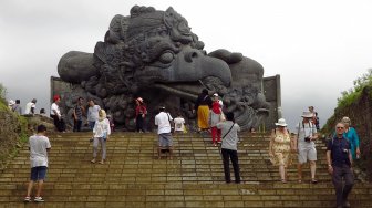 Suasana taman budaya Garuda Wisnu Kencana (GWK) di Bali, Minggu (17/3).  [Suara.com/Oke Atmaja]