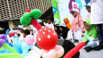 Sejumlah anak mengikuti rangkaian acara bertema "Kampanye Aman untuk Anak" di halaman kantor Badan Pengawas Pemilihan Umum (Bawaslu), Jakarta, Minggu (17/3). [Suara.com/Oke Atmaja]