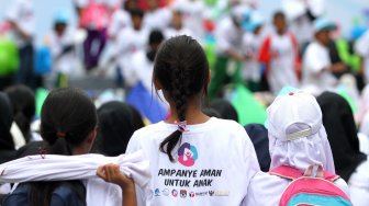 Sejumlah anak mengikuti rangkaian acara bertema "Kampanye Aman untuk Anak" di halaman kantor Badan Pengawas Pemilihan Umum (Bawaslu), Jakarta, Minggu (17/3). [Suara.com/Oke Atmaja]