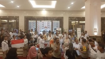 LIVE: Keriuhan Pendukung Masing-masing Paslon di Depan Hotel Sultan