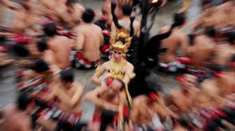 Pertunjukan Tari Kecak di Uluwatu Bali