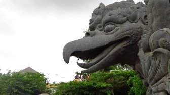 Suasana taman budaya Garuda Wisnu Kencana (GWK) di Bali, Minggu (17/3).  [Suara.com/Oke Atmaja]