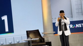 Cawapres nomor urut 01 K.H. Ma'ruf Amin  saat mengikuti debat putaran ketiga di Hotel Sultan, Jakarta, Minggu (17/3).[Suara.com/Arief Hermawan P]