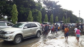 60 Ambulance dan Mobil Jenazah Angkut Korban Banjir Bandang Sentani