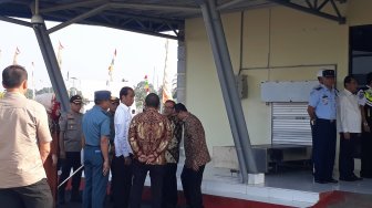 Tiba di Bandara Ferdinand Lumban Tobing, Jokowi Disambut Akbar Tanjung