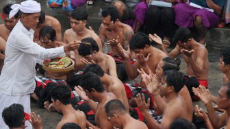 Penari menampilkan tari kecak di Pura Uluwatu, Bali, Minggu (17/3).  [Suara.com/Oke Atmaja]