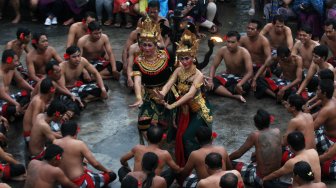 Penari menampilkan tari kecak di Pura Uluwatu, Bali, Minggu (17/3).  [Suara.com/Oke Atmaja]