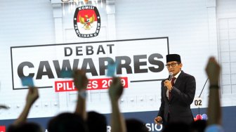 Cawapres nomor urut 02 Sandiaga Uno saat mengikuti debat putaran ketiga di Hotel Sultan, Jakarta, Minggu (17/3).[Suara.com/Arief Hermawan P]