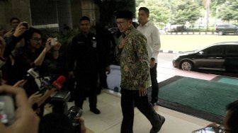 Menteri Agama (Menag) Lukman Hakim Saifuddin saat tiba di kantor Kementerian Agama, Jakarta, Senin (18/3). [Suara.com/Arief Hermawan P]
