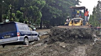 KemenPUPR Bersihkan Jalan Pasca Banjir Bandang Sentani Jayapura