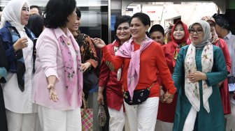 Ibu Negara Iriana Joko Widodo bersama Ibu Mufidah Jusuf Kalla serta ibu-ibu Organisasi Aksi Solidaritas Era (OASE) Kabinet Kerja usai menjajal moda transportasi MRT dari Stasiun Bundaran HI-Lebak Bulus di Jakarta, Senin (18/3). . [ANTARA FOTO/Puspa Perwitasari]