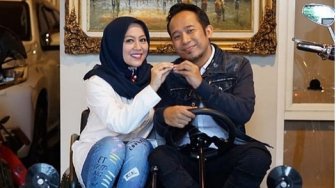 Boncengan Naik Motor, Helm Denny Cagur dan Istri Jadi Sorotan