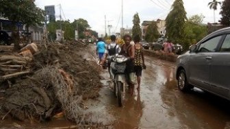 Banjir Sentani, Anggota TNI Selamatkan Bayi yang Terhimpit di Kolong Rumah