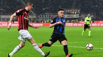 Bek Italia AC Milan, Andrea Conti mencoba melewati pemain depan Inter Milan Lautaro Martinez selama pertandingan sepak bola Serie A Italia AC Milan melawan Inter Milan di Stadion San Siro, Milan, Italia, Senin (18/3) dini hari WIB.
[Miguel MEDINA / AFP]