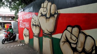 Warga melintas di Jalan Palestina, Cinere, Depok, Jawa Barat, Senin (18/3). [Suara.com/Arief Hermawan P]