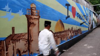 Warga melintas di Jalan Palestina, Cinere, Depok, Jawa Barat, Senin (18/3). [Suara.com/Arief Hermawan P]