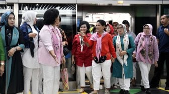 Ibu Negara Iriana Joko Widodo bersama Ibu Mufidah Jusuf Kalla serta ibu-ibu Organisasi Aksi Solidaritas Era (OASE) Kabinet Kerja usai menjajal moda transportasi MRT dari Stasiun Bundaran HI-Lebak Bulus di Jakarta, Senin (18/3). . [ANTARA FOTO/Puspa Perwitasari]