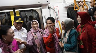 Begini Gaya Ibu Negara Iriana saat Jajal MRT