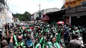Ojek Online Jatim Ancam Duduki Kantor GoJek dan Grab Surabaya