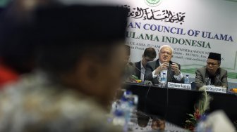 Dubes Australia Gary Quinlan mendatangai Kantor Majelis Ulama Indonesia, Jakarta, Selasa (19/3). [Suara.com/Muhaimin A Untung]