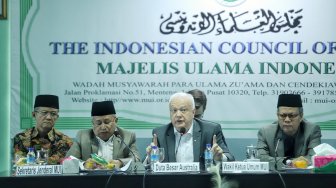 Dubes Australia Gary Quinlan mendatangai Kantor Majelis Ulama Indonesia, Jakarta, Selasa (19/3). [Suara.com/Muhaimin A Untung]