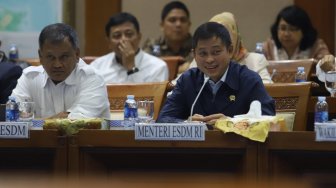Menteri Energi dan Sumber Daya Mineral (ESDM) Ignasius Jonan dalam rapat kerja dengan Komisi VII DPR di Gedung Nusantara II, Komplek Parlemen, Selasa (19/3). [Suara.com/Muhaimin A Untung]
