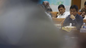 Menteri Energi dan Sumber Daya Mineral (ESDM) Ignasius Jonan dalam rapat kerja dengan Komisi VII DPR di Gedung Nusantara II, Komplek Parlemen, Selasa (19/3). [Suara.com/Muhaimin A Untung]
