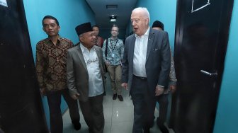 

Dubes Australia Gary Quinlan mendatangai Kantor Majelis Ulama Indonesia, Jakarta, Selasa (19/3). [Suara.com/Muhaimin A Untung]