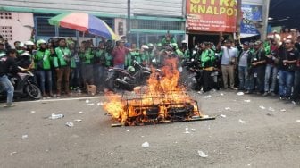 Aksi Pengemudi Online di Surabaya Bakar Keranda, Sempat Dihentikan Polisi