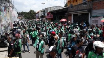 Massa Frontal Bakar Keranda di Depan Kantor Gojek Surabaya