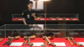 


Pengunjung mengamati koleksi keris saat pameran keris Madura di Gedung Nusantara, Jakarta, Selasa (19/3).[Suara.com/Muhaimin A Untung]


Pengunjung mengamati koleksi keris saat pameran keris Madura di Gedung Nusantara, Jakarta, Selasa (19/3).[Suara.com/Muhaimin A Untung]